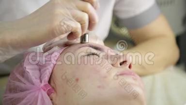 美容师用美容设备清洁面部，给女孩子做美容
